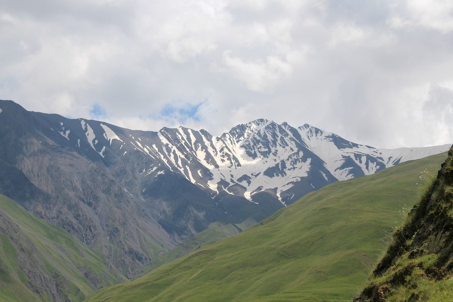 Blick auf den Berg Malcamud im östlichen Kaukasus mit felsigen Gipfeln und Berglandschaft