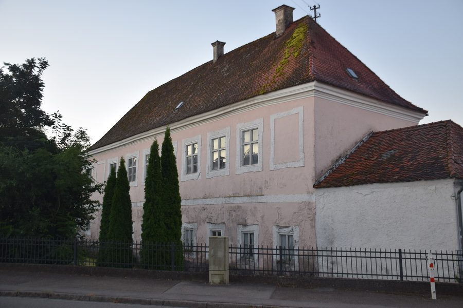 Zweigeschossiger barocker Wohntrakt des Hofmarkschlosses in Lenting