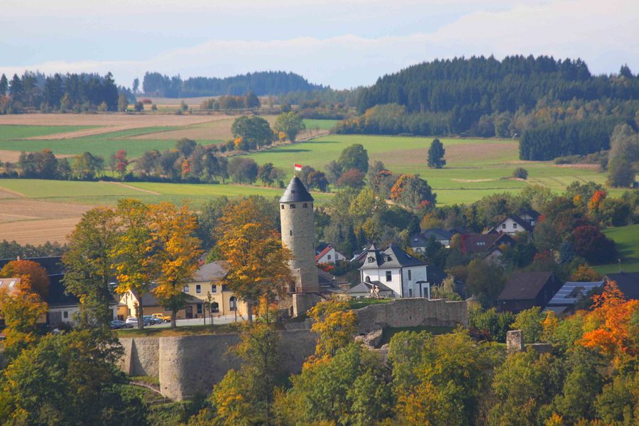 Burgruine Lichtenberg, vom Hirschsprung im Höllental aus gesehen