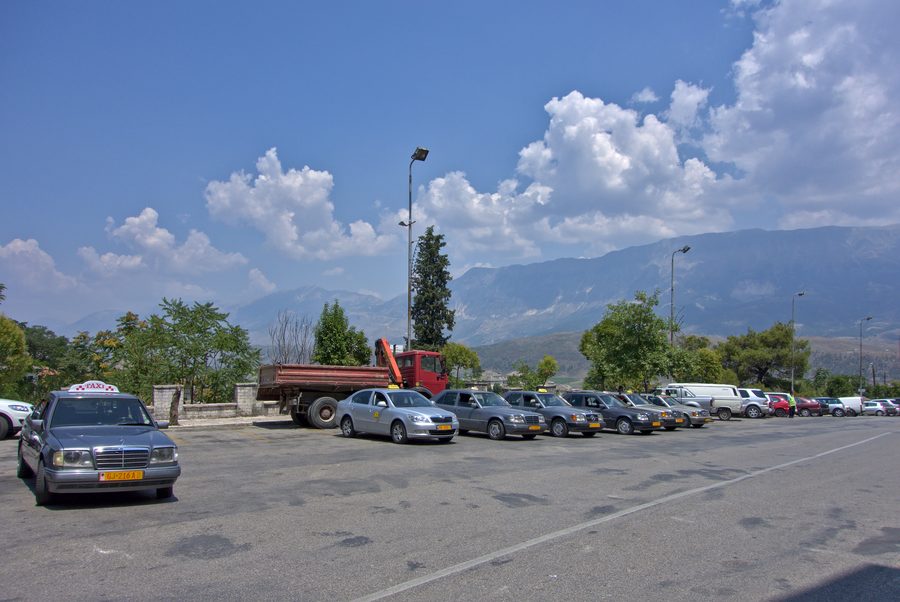 Historisches Stadtzentrum von Gjirokastër mit Bergkulisse im Hintergrund