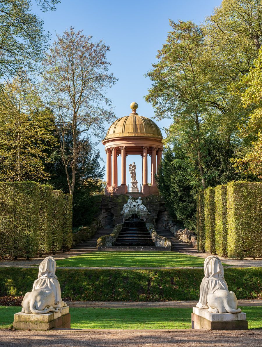 Vista dal teatro naturalistico del parco del castello di Schwetzingen verso il tempio di Apollo