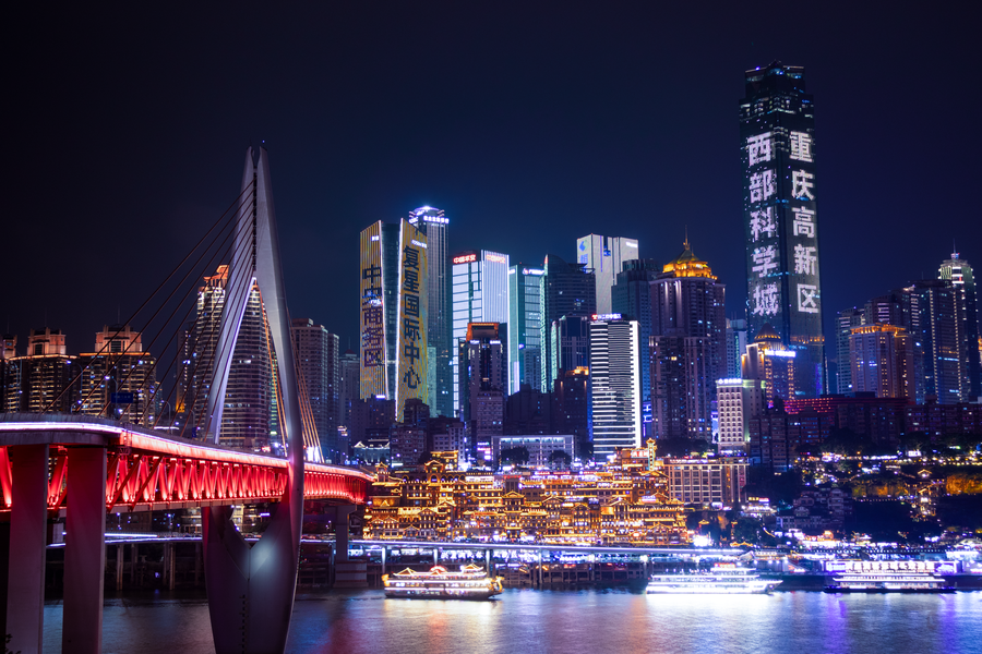 Nächtliches Panorama der Skyline von Chongqing am Jialing-Fluss mit Qiansimen-Brücke und Hongya Cave