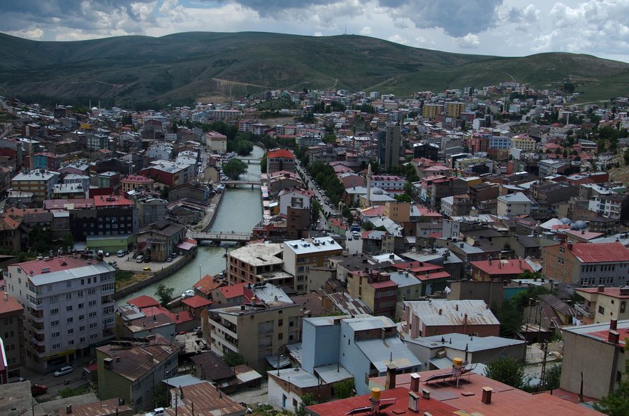 Vista dal castello di Bayburt sulla città e sul paesaggio circostante