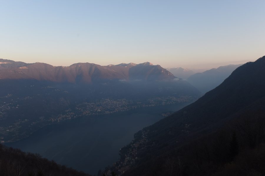 Alba sul Lago di Como davanti alle propaggini delle Alpi