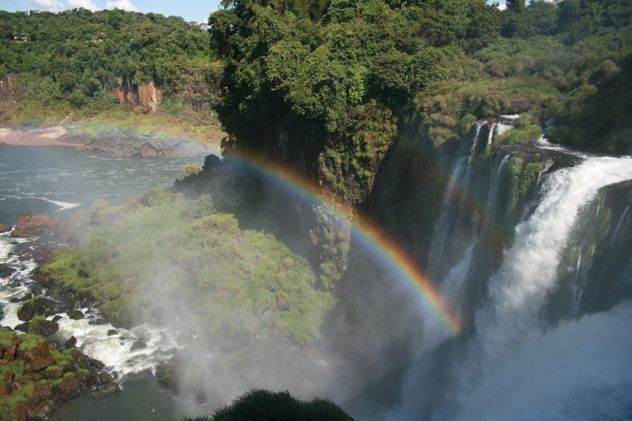Panorama der Iguazú-Wasserfälle im Nationalpark Iguazú von der argentinischen Seite