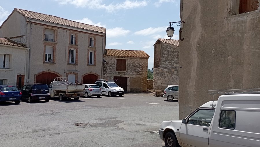 File:Place de l'Église de Montels (Hérault).jpg