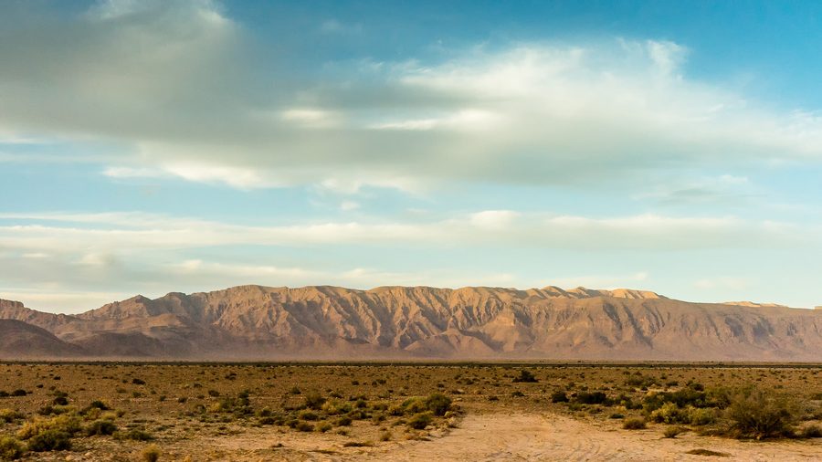 Paesaggio desertico sabbioso e roccioso nel Sahara algerino tra Béchar e Timimoun