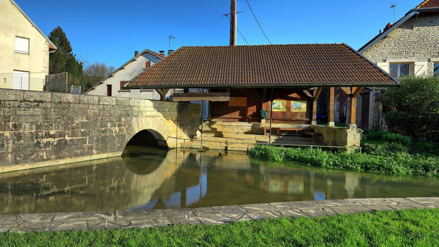 File:Quenoche, source et lavoir de la Quenoche.jpg