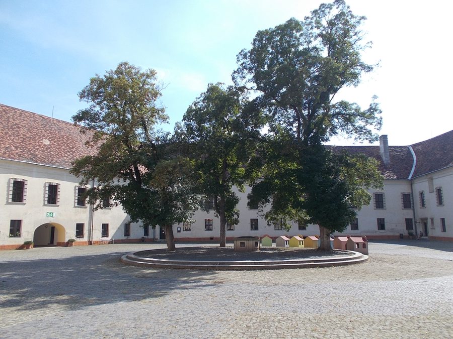 Cortile del castello Nádasdy con pavé e l'ala sud-occidentale a Sárvár