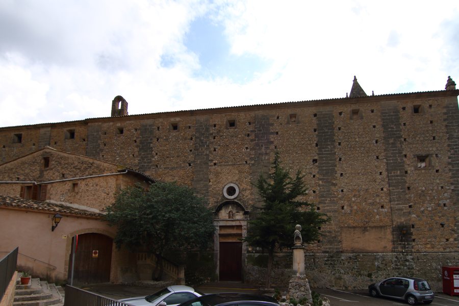 File:Andratx, Iglesia de Santa María de Andratx, fachada norte, 01.jpg