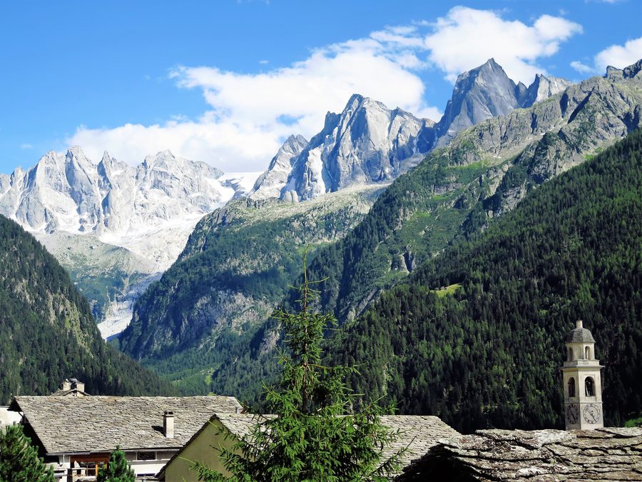 Vista da Soglio sulla Bregaglia verso la Val Bondasca e le cime alpine