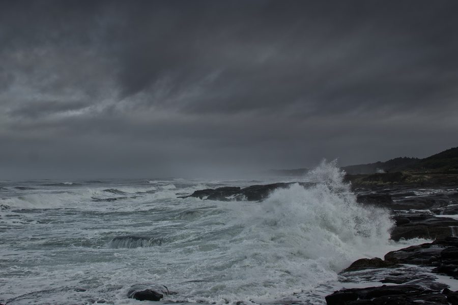 Costa rocciosa del Pacifico presso Yachats, Oregon, in una giornata tempestosa