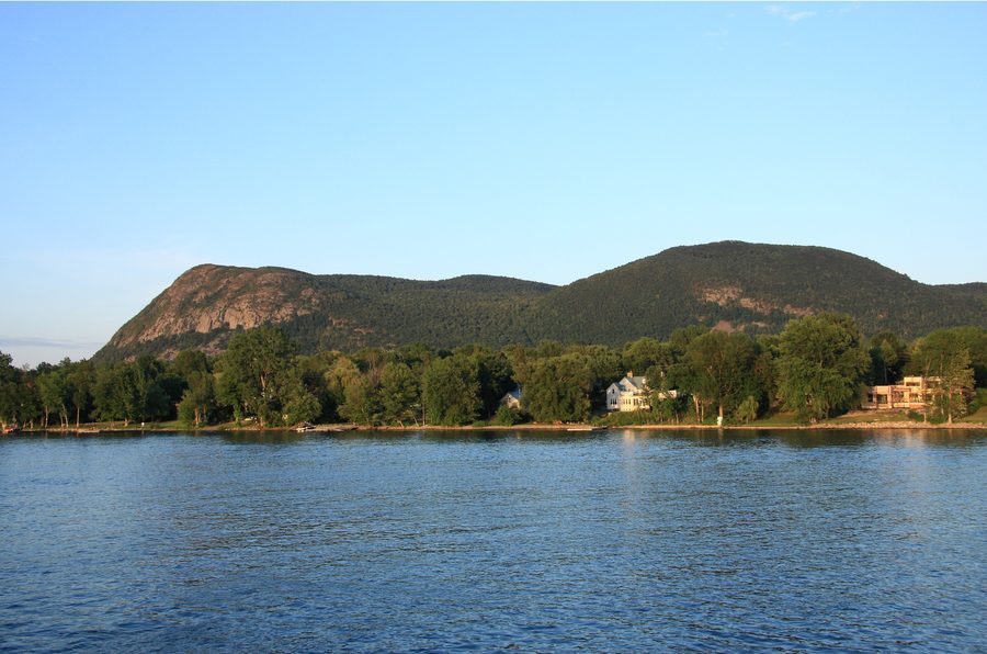 Il Richelieu con il Mont-Saint-Hilaire sullo sfondo in Québec