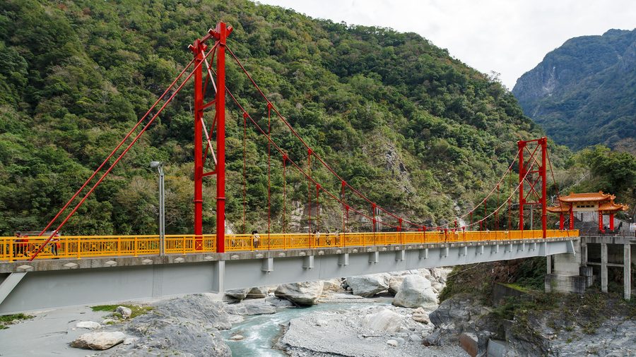 Ponte Pudu nella gola di Taroko davanti a montagne boscose a Taiwan