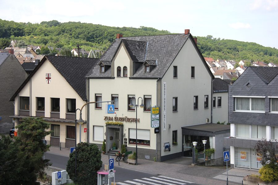 Blick auf die alte Gemeindehalle und das Gasthaus „Zum Kurfürsten“ in der Burgstraße von Mülheim-Kärlich