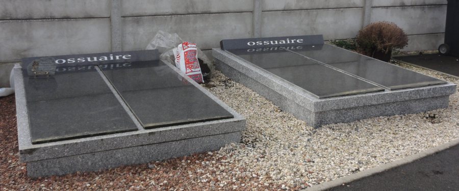 File:Pecquencourt - Cimetière de Pecquencourt, ossuaires (01).JPG