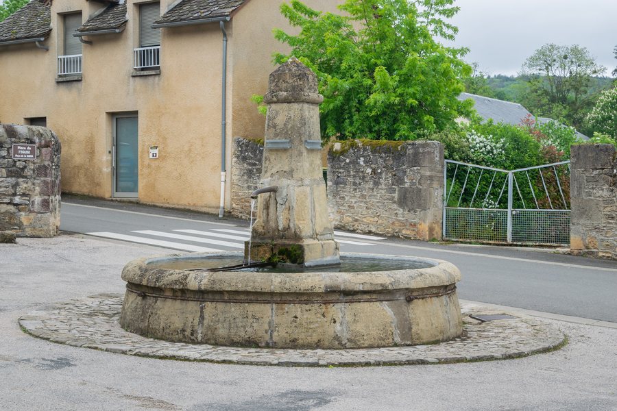 File:Fountain at Place de l'Eglise in Agen-d'Aveyron.jpg