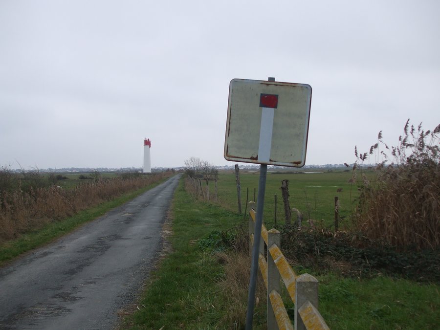 File:Impasse et phare, Fouras, estuaire de la Charente.JPG