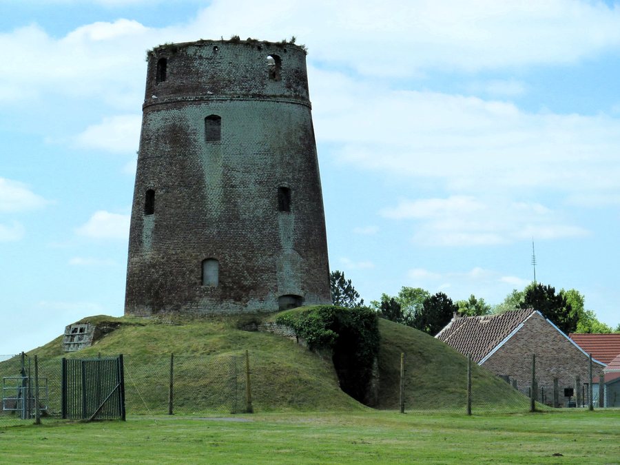 File:Looberghe, France, vestige du moulin.jpg