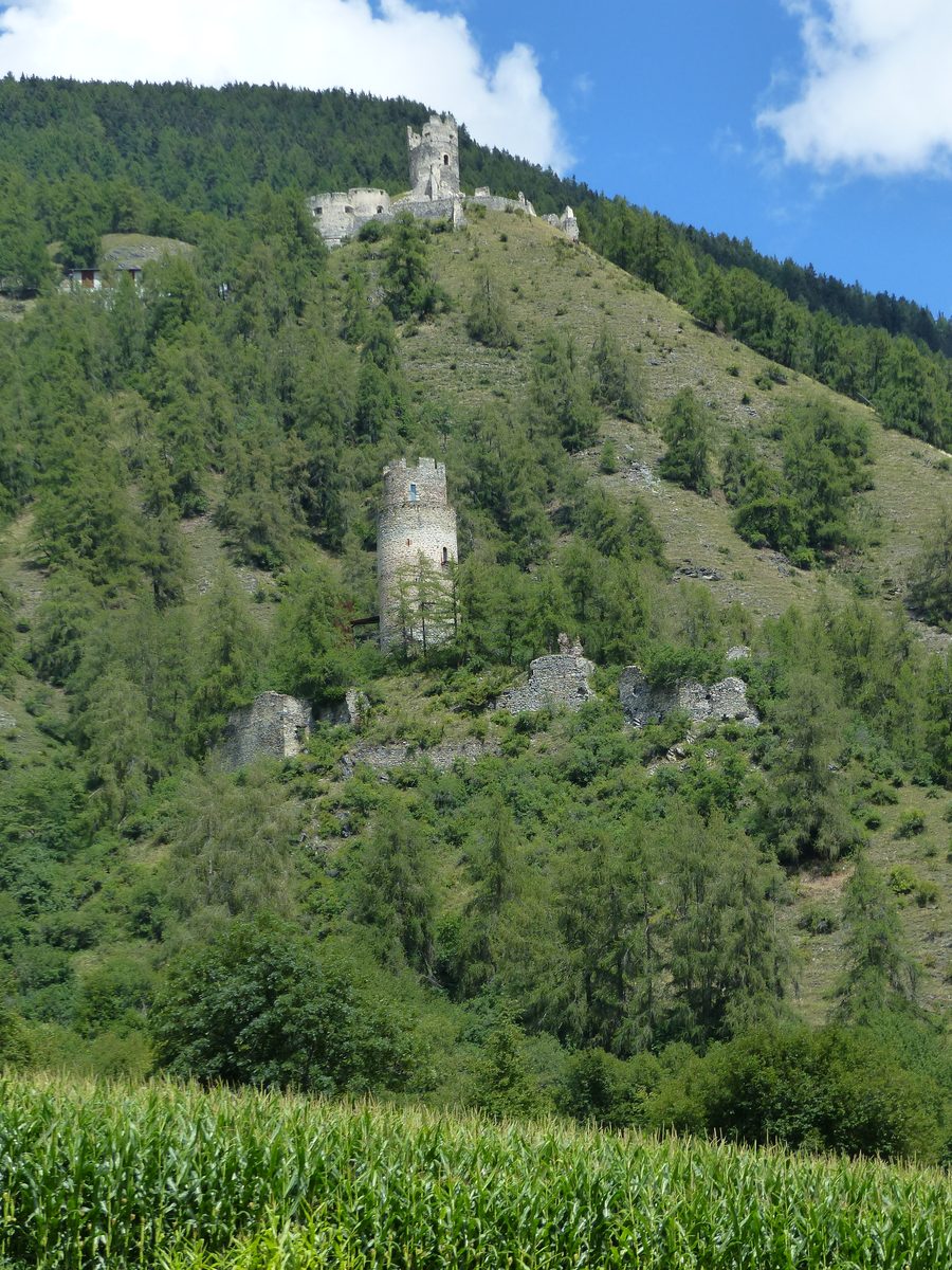 Blick auf die Ruinen Reichenberg und Rotund in Taufers im Münstertal