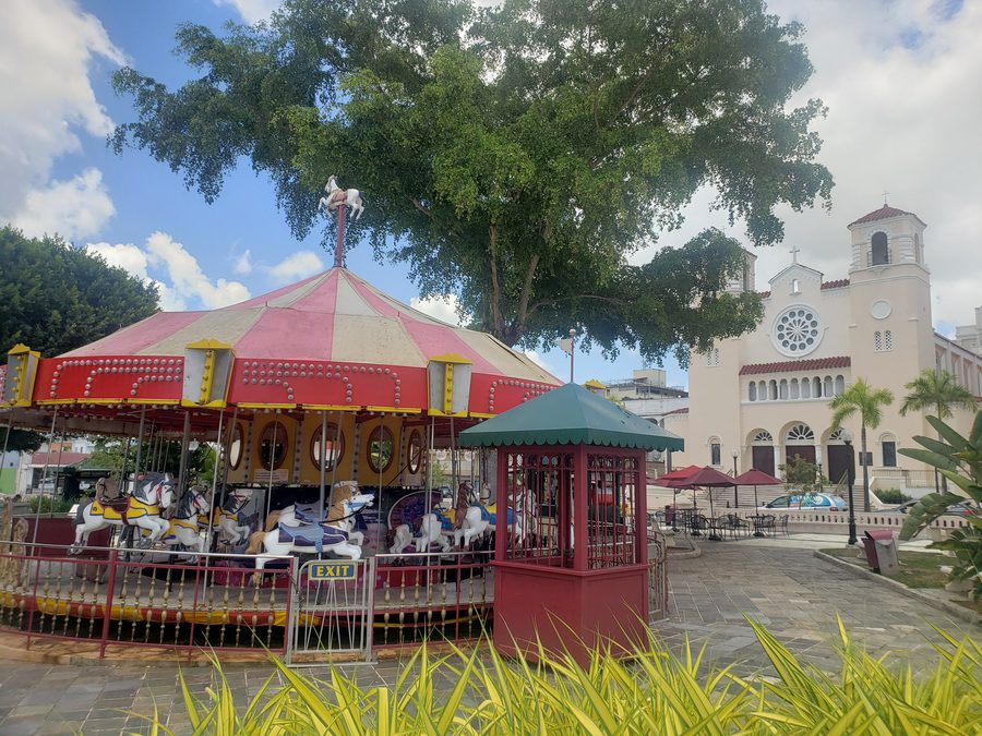 Hauptplatz von Caguas mit Kirche und Karussell in Puerto Rico