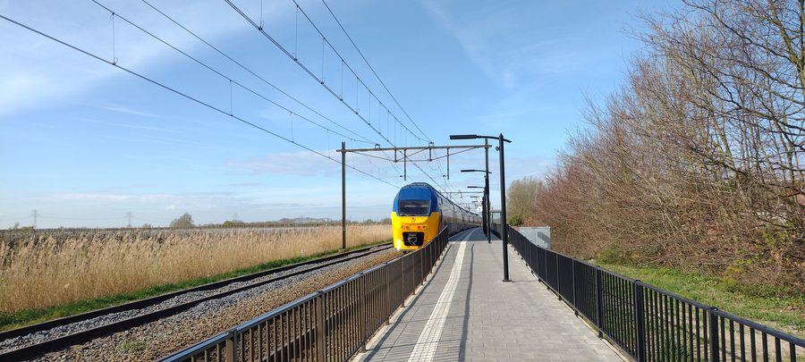 Treno alla stazione ferroviaria di Rilland-Bath