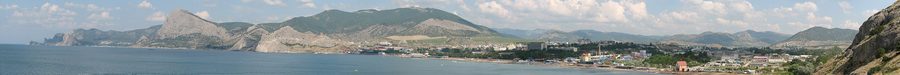 Vista panoramica sulla baia di Sudak sulla costa orientale della Crimea.