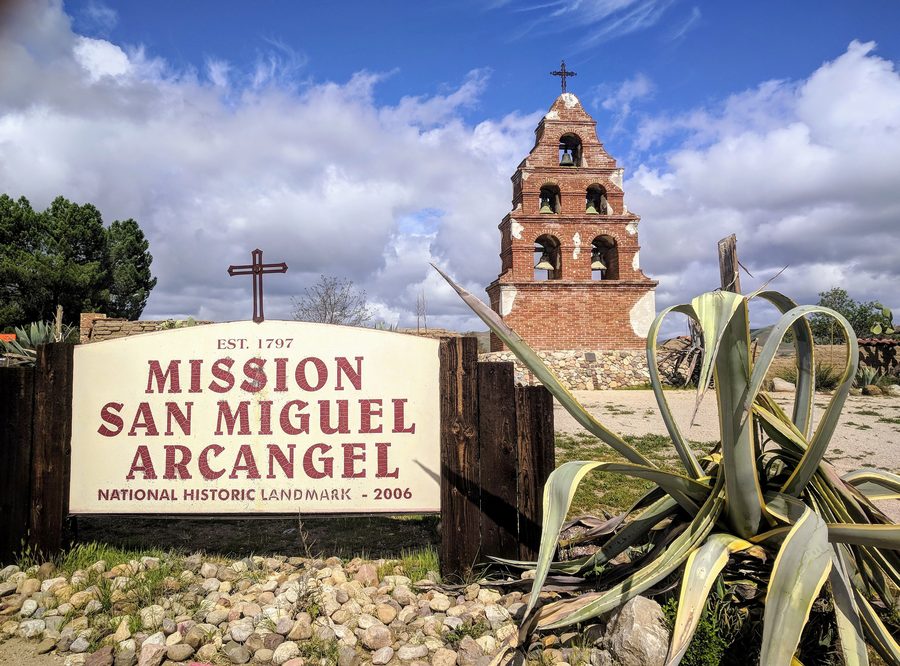 Esterno della Mission San Miguel Arcángel a San Miguel, California