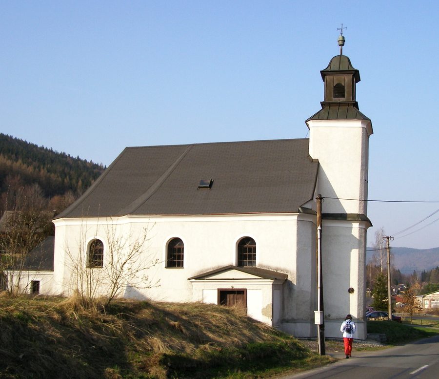 Kostel Navštívení Panny Marie v Ludvíkově se šikmou věží