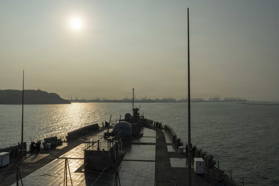 La USS Blue Ridge entra nel porto di Laem Chabang in Thailandia