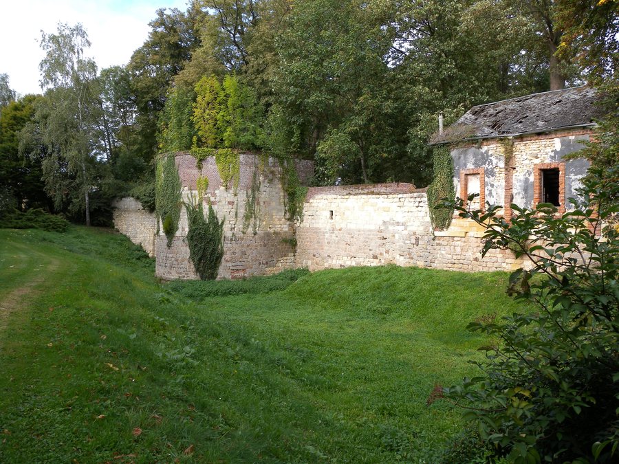 File:Maignelay- Montigny Tour et rempart.jpg
