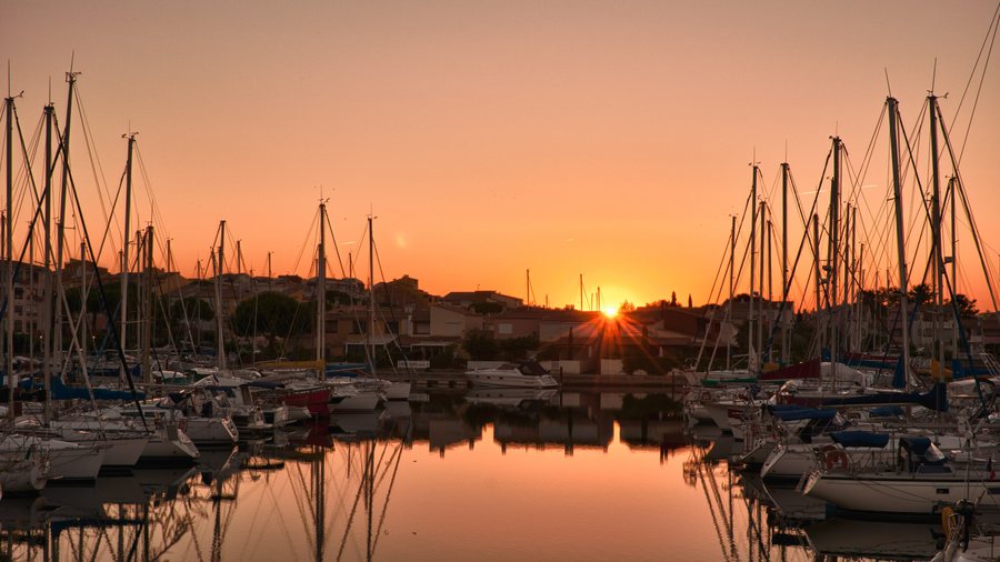 File:Lever de soleil sur le quai des Caïques, cap d'Agde - France. - panoramio.jpg