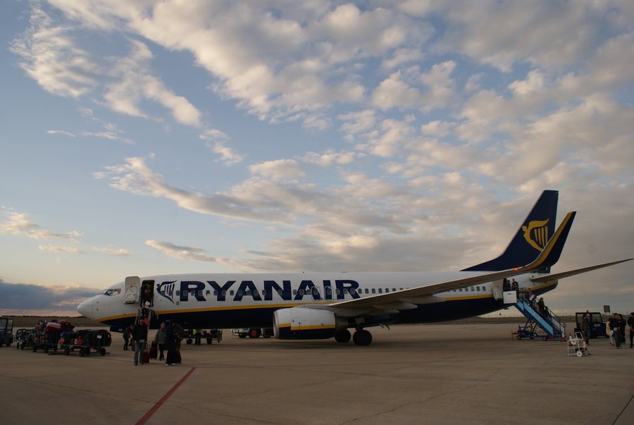 File:Ryanair villanubla.JPG