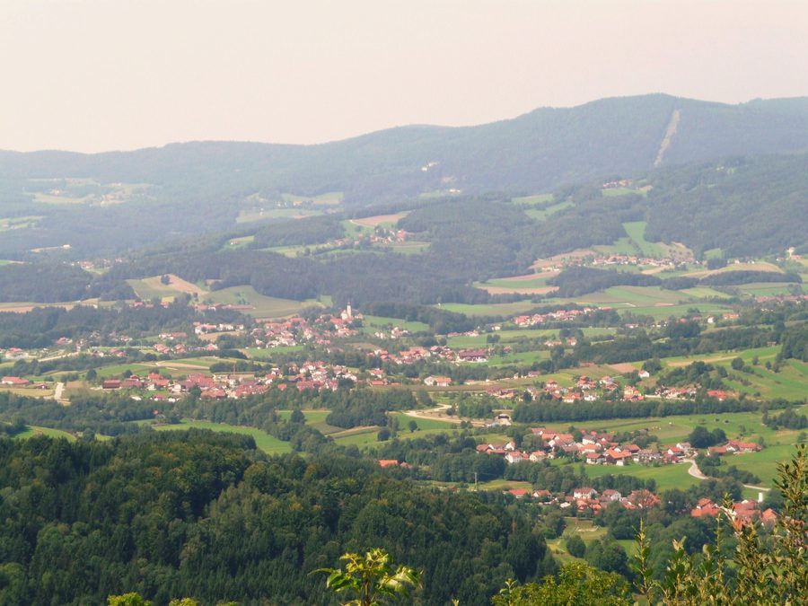 Lalling im Lallinger Winkel mit bewaldeten Hügeln und ländlicher Umgebung