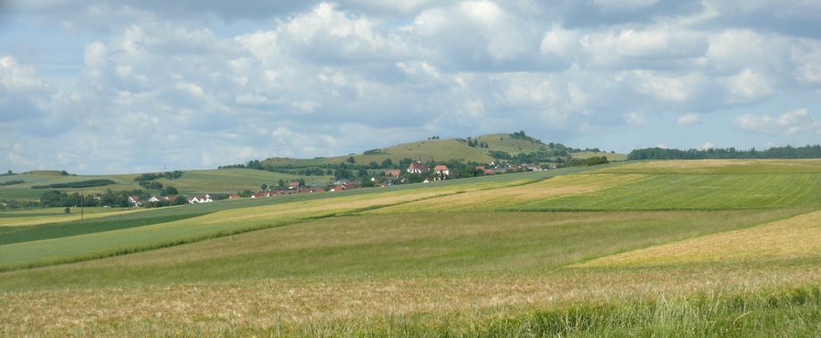 Kirchheim am Ries mit dem Blasenberg im Hintergrund
