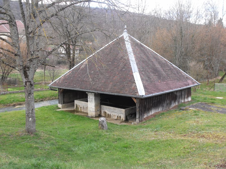File:Fontaine lavoir d'Hyèvre Paroisse 01.JPG