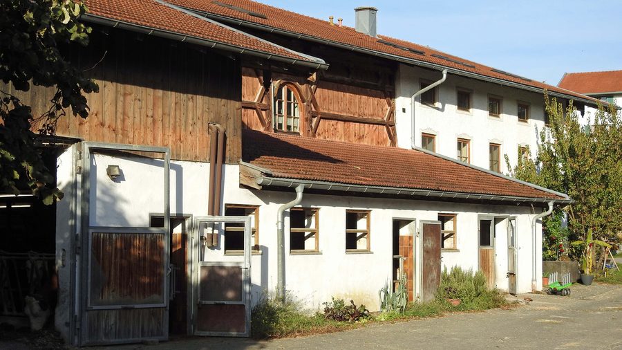Straßenansicht an der Chiemseestraße in Truchtlaching