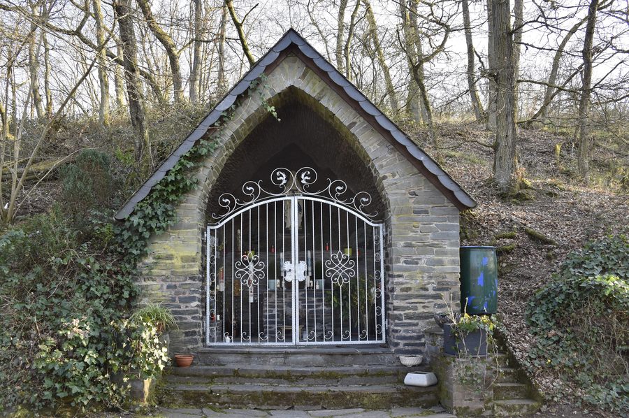 Interno della grotta di Lourdes ad Ayl