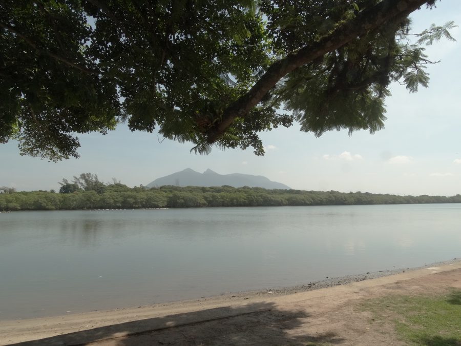 Rio São João con il Morro de São João sullo sfondo presso Barra de São João