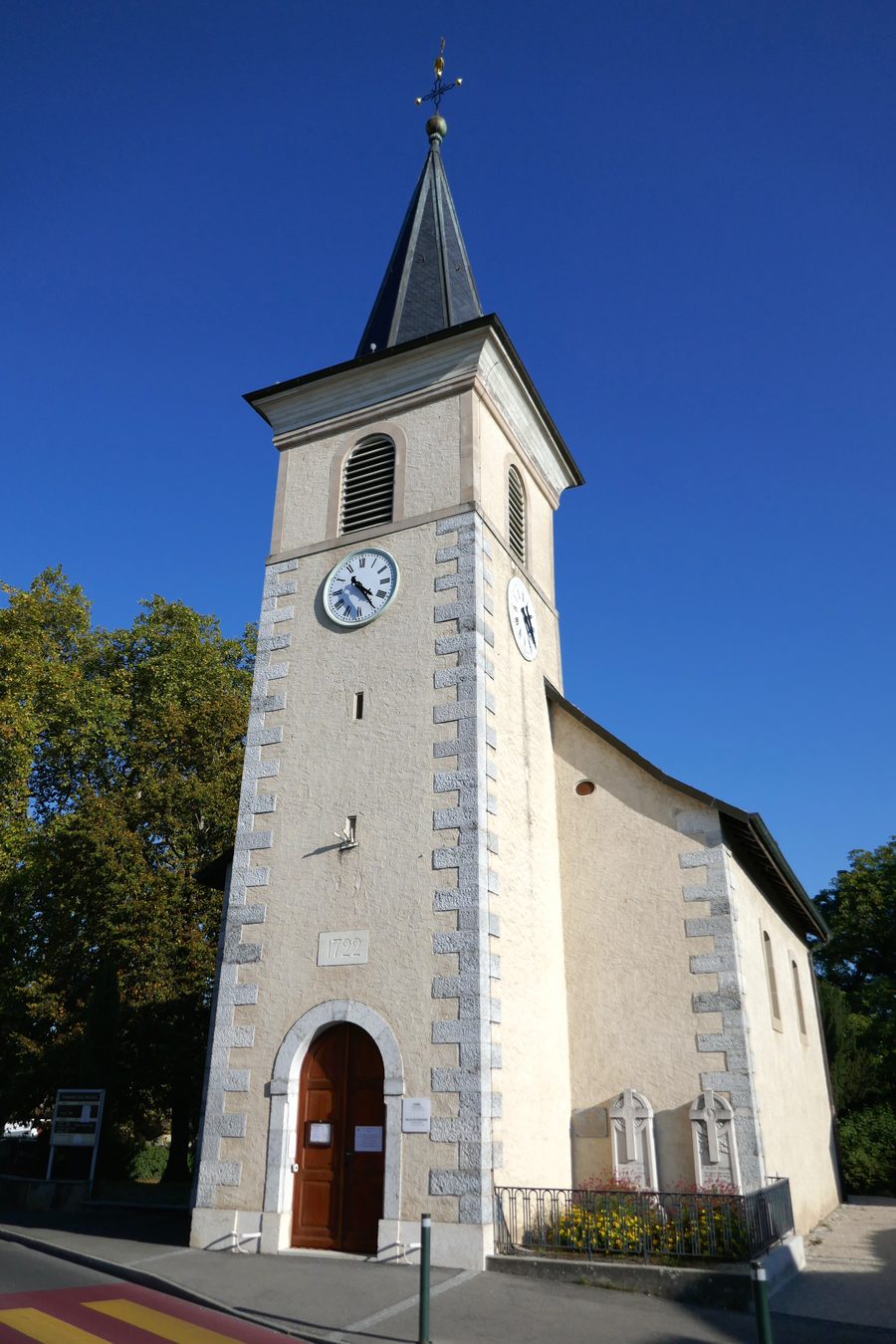 Außenansicht der Saint-Pierre-Kirche in Meinier im Kanton Genf