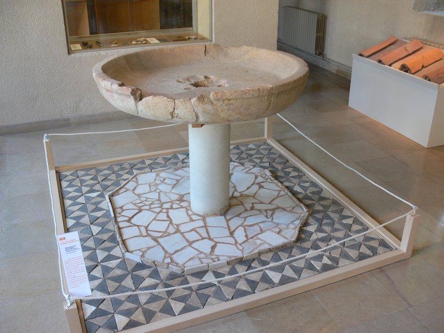 File:Villa Chassey-lès-Montbozon - centre of the atrium.jpg