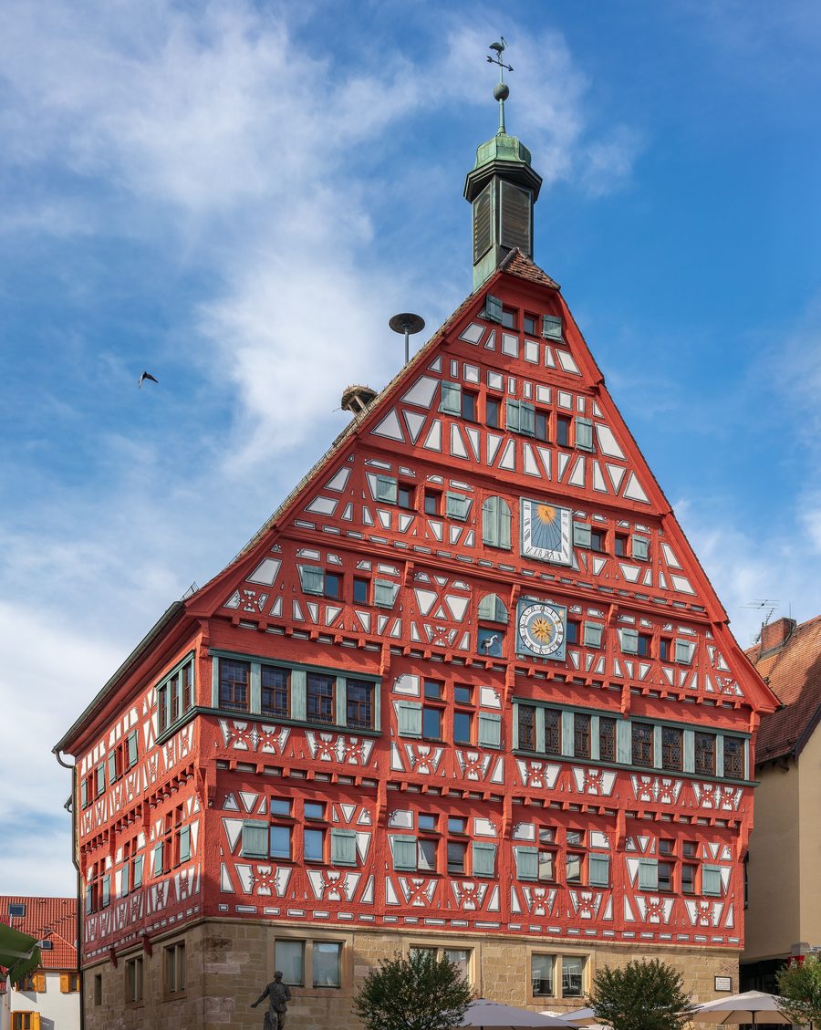 Historisches Rathaus von Großbottwar mit reich gestalteter Fachwerkfassade am Marktplatz