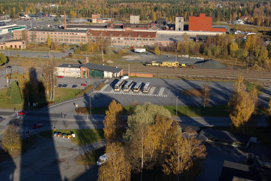 Stazione degli autobus di Jakobstad vista dalla torre dell'acqua, con il piazzale ferroviario sullo sfondo