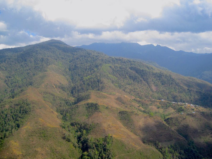 Hügelige, landwirtschaftlich geprägte Landschaft in Nagaland, Indien