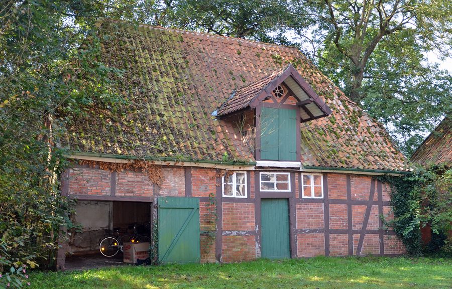 Edificio storico di stalla presso il Mühlenteich a Neubruchhausen
