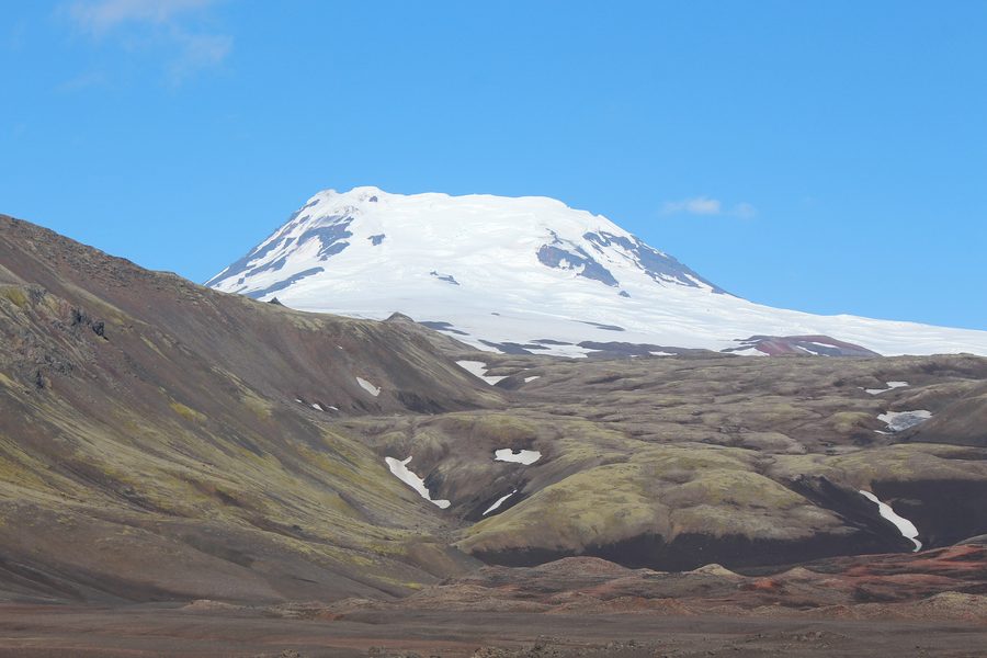 Der wolkenfreie Vulkangipfel Beerenberg auf der Insel Jan Mayen mit Gletscherlandschaft im Vordergrund.