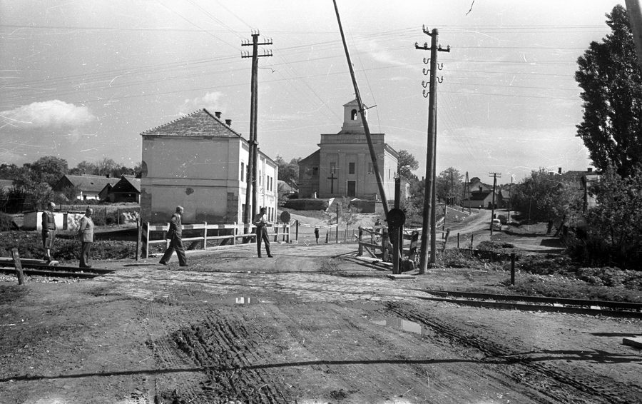 Strada principale a Vértesacsa con la chiesa di Szent Kereszt sullo sfondo