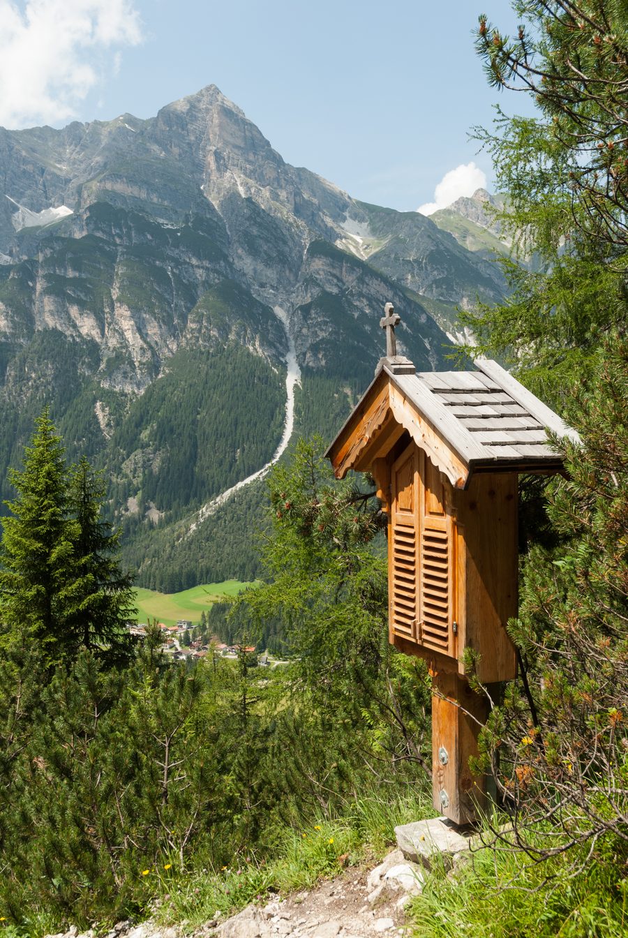 Via Crucis verso St. Magdalena nella Gschnitztal con la Kirchdachspitze sullo sfondo