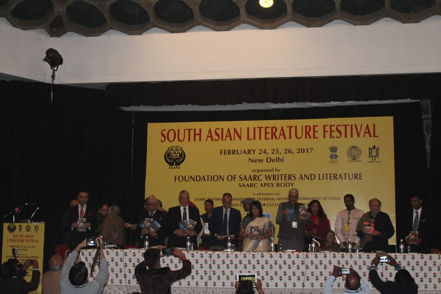 Persone al South Asian Literature Festival.