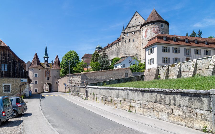 Schloss Pruntrut und die Porte de France in der historischen Stadt